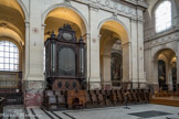 <center>Église Saint-Roch. </center> Orgue de chœur du facteur Cavaillé-Coll, en 1865. Il a été modifié par Mutin en 1913. .