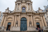 <center>Église Saint-Roch. </center> Église Saint-Roch. L'Eglise Saint-Roch, située rue Saint-Honoré, présente une belle façade directement inspirée de celle des Gesù à Rome. Des colonnes doriques supportent le premier niveau alors qu'au dessus ce sont des colonnes corinthiennes. Six statues ou groupes sculptés ornent cette façade.