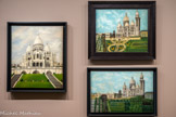 <center>Les Grands Peintres Naïfs.</center> Jean Eve 1900-1968
Le Sacré-Cœur de Montmartre de face
1946
Huile sur toile<br>
Louis Vivin
1861-1936
Paris, Basilique du Sacré-Cœur de Montmartre
1930
Huile sur toile
Les paysages urbains de Vivin se divisent en plusieurs séries: églises, gares, portes de Paris... À chaque fois, le monument est représenté selon plusieurs points de vues contradictoires, dans une vision cubiste dans l’esprit et enfantine dans la lettre. Le souci du détail rend la scène presque irréelle : chaque pierre et chaque massif de fleurs sont soigneusement délimités, avec une netteté qui n’est pas celle de l’expérience quotidienne mais plutôt celle du rêve. Ici, le même personnage répété plusieurs fois semble gravir les marches montant au Sacré-Cœur. En résulte une étrangeté qui n’a pas échappé à Wilhelm Uhde: «le monde créé par une pareille mentalité présente tous les symptômes du réel (...) Mais derrière ces façades régulières, en apparence objectives, il y a l’incertain, le mystère, la tristesse.»
Louis Vivin
Le Sacré-Cœur
Non daté
Huile sur toile