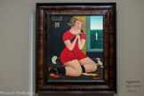 <center>Les Grands Peintres Naïfs.</center> Camille Bombois
1883-1970
Fillette à la poupée
1925
Huile sur toile. Après avoir exercé comme agent agricole, lutteur forain ou terrassier dans le métro, Camille Bombois parvient à vivre de sa peinture dès les années 1920. Il est remarqué à la Foire aux croûtes de Montmartre par les marchands Mathot et Wilhelm Uhde, lequel le prend sous son aile. Ses toiles s’inspirent de sa vie quotidienne: on lui connaît des paysages de banlieue, de célèbres scènes de cirque et de nombreux portraits de son épouse. Plusieurs de ses tableaux présentent des jeunes filles accroupies serrant un bouquet de fleurs ou, comme ici, une poupée. Certains détails remettent en cause l’apparente innocence de la scène: les chatons au premier plan, la statue de Vénus visible par la fenêtre, la jupe relevée de la jeune fille, qui semble s’écouler comme du sang le long de sa cuisse droite, donnent à la composition les allures d’un fantasme érotique.
