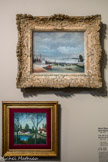 <center>Les Grands Peintres Naïfs.</center> Henri Rousseau,
Paysage (en bas)
Vers 1905 Huile sur toile.
Vue de la passerelle de Passy (bords de la Seine) (en haut)
1890-1891 Huile sur toile.
La profession de Rousseau, qui arpente les limites de la capitale pour y contrôler le passage des marchandises, explique sans doute son affection pour les zones périphériques, ponts et remparts qui délimitent les différents quartiers et séparent la ville de ses faubourgs. C’est la première passerelle établie entre le quinzième et le seizième arrondissement, construite pour l’Exposition universelle de 1878, qui est ici représentée. Elle a été remplacée une douzaine d'années après la réalisation du tableau par l’actuel pont de Bir-Hakeim. La ligne d'horizon très basse de ce paysage fait la part belle aux nuages sur lesquels se détache la fumée noire d’une usine, au détriment de la végétation, qui prend une place plus importante dans nombre de ses tableaux.