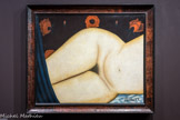 <center>Les Grands Peintres Naïfs.</center> Camille Bombois
1883—1970
Nu de face
1935
Huile sur toile
Wilhelm Uhde fut l’un des premiers à cerner avec justesse l’art de ce peintre: «Camille Bombois est uni à la vie par une vigoureuse virilité et une sensualité véhémente (...)
Son art ne consiste pas à renforcer les caractéristiques de l'apparence mais à intensifier jusqu’au pathétique l’expérience vécue des choses». Paysages, natures mortes, compositions florales, scènes de cirque, nus, l’étendue du travail de Bombois est surprenante, et sa témérité est partout. Mais elle est à son sommet dans les nus pour lesquels il choisit toujours sa femme, Eugénie Christophe, comme modèle.
Dans ce Nu de face, il utilise le gros plan et le choix audacieux du cadrage resserré pour condenser le poids et l’exubérance de la chair dans l’entre-jambe et effacer ainsi «les traces de l’esprit: le regard, le visage, les mains», comme l’a si bien vu Dora Vallier.