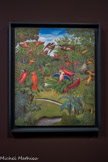 <center>Les Grands Peintres Naïfs.</center> André Bauchant
1873-1958
Oiseaux exotiques
1947
Huile sur toile (torchon de cuisine) 
À côté de l’atelier de Bauchant, une volière abritait une collection d’oiseaux empaillés. Ceux-ci ont vraisemblablement servi de modèles aux volatiles visibles dans ses forêts paradisiaques, comme celle-ci peinte en 1947 sur un torchon de cuisine. Dans les années 1920, Bauchant rencontre les frères Delamain par l’intermédiaire de Jeanne Bûcher. Jacques, ornithologue amateur, s’occupe de la collection «Les livres de nature » pour son frère
Maurice, directeur des éditions Stock. Il est question pendent un temps que Bauchant illustre la réédition de l’ouvrage Pourquoi les oiseaux chantent par Jacques Delemain lui- même. La douzaine de petits tableaux sont exposés chez Jeanne Bûcher en 1930. Hélas, faute de moyen, l’édition illustrée n’a pas vu le jour.