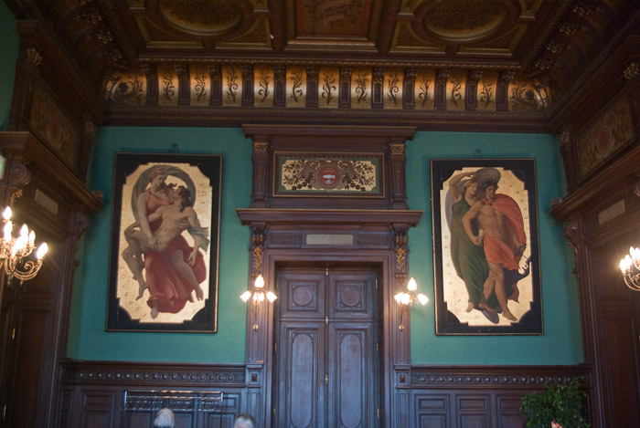 L'Hôtel de Ville.