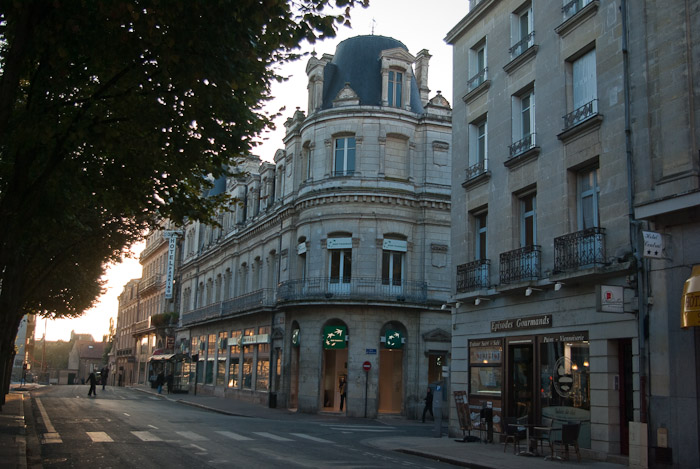 Autour de la place Maréchal Leclerc, x place d'armes.