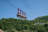 <center>Grenoble. Téléphérique de La Bastille.</center> Le téléphérique de Grenoble Bastille, également appelé bulles de Grenoble en raison de la forme de ses cabines sphériques, est un moyen de transport touristique qui relie le centre-ville de Grenoble à la colline de la Bastille sur un dénivelé de 266 mètres. Inauguré le 29 septembre 1934, il compte parmi les premiers téléphériques construits dans une grande agglomération.