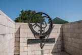 <center>Mémorial National des Troupes de Montagne sur le Mont Jalla.</center> La murette nord, porte l'insigne de l'union des troupes de montagne sous laquelle est gravé « La gloire est le soleil des morts », citation d'Honoré de Balzac dans La recherche de l'absolu.