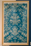 <center>Villard-Bonnot : Maison Bergès et Musée de la Houille Blanche.</center> Papier peint, tout un art !
Fin XVIIIe - début XXe siècle, du 3 mai au 3 novembre 2019. <br> Papier peint à motif de damas.
Manufacture Réveillon, Paris, 1781.
Papier rabouté, fond lissé, impression à la planche, 2 couleurs Coll. Musée du Papier peint, Rixheim.
Ce motif de damas reprend un modèle de soierie lyonnaise. Il a été imprimé par la manufacture Jean-Baptiste Réveillon à Paris, alors très réputée, qui devient manufacture royale en 1783.
Le lissage donne ici l'illusion de l'aspect brillant de la soie. Cette opération consiste à polir, sur toute ta surface, l’envers du papier avec une pierre d’agate ou un galet de cuivre.
