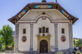<center>Saint-Gervais-les-Bains: Église  Saint-Gervais-et-Saint-Protais.</center> L'église est dédiée à saint Gervais, martyr du Ier siècle, avec son frère jumeau saint Protais. L'église actuelle, de style baroque, est édifiée sur l'emplacement d'une église primitive du XIIème siècle. Jean de la Vougniaz et Pierre de L'Esglise, « maîtres architectes et tailleurs de pierre », originaires de La Riva en Valsesia, sont à l'origine de la nouvelle église construite à la fin du XVIIe siècle. L'ensemble sera restauré par de gros travaux entre 1954 et 1959. La façade orientée à l'Est vers le village est coupée en panneaux par quatre pilastres. L'entrée principale, est protégée par un auvent richement décoré de motifs peints.