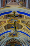 <center>Saint-Nicolas-de-Véroce</center>Un impressionnant Christ en croix, illuminé par des rayons, est suspendu sous la voûte, à l'entrée du chœur : il signifie que la mort n'est pas le terme vers lequel s’achemine la vie, mais que la croix est le passage pour entrer dans la vie glorieuse de Dieu.