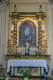 <center>Saint-Nicolas-de-Véroce</center>Dans le transept gauche : l'autel du Rosaire. Les colonnes torsadées garnies de pampre de vigne, représentation symbolique et incontournable dans l'art baroque, qui préfère les lignes courbes aux lignes droites.Notre Dame du rosaire se trouve au-dessus des nuages, donc dans la sphère céleste.