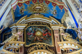 <center>Saint-Nicolas-de-Véroce</center>Le Dieu transcendant et abstrait est représenté par un triangle avec un œil en son centre au sommet de la pyramide. Il est entouré d'un tourbillon d’anges et de nuages. Dans le décor baroque, les nuages signifient que la lumière divine est cachée aux yeux des hommes comme par des nuées. Les anges percent les nuages pour apporter cette lumière sur terre. Sous le dais, la Colombe représente le Saint-Esprit, soit le souffle de Dieu qui fait vivre les chrétiens.