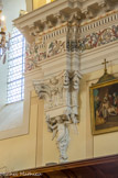 <center>Saint-Nicolas-de-Véroce</center> D’autres anges portent des fleurs ou des grappes de raisins et des épis de blé. Les vitraux sont en verre blanc, dans l’esprit du baroque de l’époque, pour ne pas détourner l’attention du chœur et de son retable.