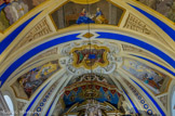 <center>Saint-Nicolas-de-Véroce</center>Le décor de la voûte a été peint en 1856 par Joseph et Laurent Avondo, avec un fond bleu très caractéristique. Le dessus de l’autel montre la scène centrale de la Pentecôte entouré de la Résurrection à gauche et de l'Ascension à droite.