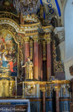 <center>Saint-Nicolas-de-Véroce</center>A droite, saint Etienne, le premier diacre. Il mourut lapidé (actes ch.7). Il tient la palme des martyrs. Les colonnes torsadées du baroque sont remplacées par des colonnes droites du néoclassique. les guirlandes sont décoratives et n'ont plus un sens spirituel. Entre les colonnes, on a des guirlandes style rococo.