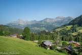<center> Sur la route des Saisies.</center> Versant oriental du massif des Aravis, côté sud avec le mont Charvin, 2407 m, à gauche. A droite, derrière le bois, le col des Aravis.