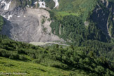 <center>Tramway du Mont-Blanc.</center> Le lac, au pied de la langue terminale du glacier de Bionnassay. Cette dernière est entièrement recouverte de moraines : les glaciologues parlent alors d'un glacier noir.