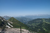 <center>Le Nid d’Aigle.</center> Au fond, le massif des Aravis. A gauche, le mont Vorassay, 2299 m, et le col du Tricot, 2120 m, derrière le mont Joly, 2525 m