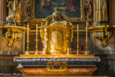 <center>Saint-Nicolas-de-Véroce :  Église  Saint-Nicolas-de-Myre.</center> 1er étage, en bas : le maître-autel, avec le tabernacle doré fabriqué à Milan, où l'on garde les hosties consacrées. L’Autel représente à la fois la table du banquet, la pierre du sacrifice, le tombeau où le corps du Christ séjourna trois jours.