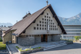 <center>Saint-Gervais-les-Bains : Eglise Notre-Dame-des-Alpes au Fayet.</center> Le village du Fayet se développe progressivement autour du parc thermal et de la gare ferroviaire, jusqu’à devenir une paroisse indépendante, sous l’impulsion del'évêque d'Annecy, en 1929, regroupant les Plagnes (commune de Passy), Le Fayet (commune de Saint-Gervais) et une partie de Domancy. Il est donc décidé de construire une nouvelle église pour cette nouvelle paroisse. Décidé en 1934 par le nouveau curé de l'époque l'abbé Domenget, c’est une église de plan traditionnel construite de 1936 à 1938 par l’architecte savoyard Maurice Novarina qui réalise ici sa deuxième église dans le style dit de régionalisme modernisé. Elle a été consacrée par SE monseigneur de La Villerabel sous le vocable de Notre-Dame-des-Alpes le 26 juin 1938..
Dédiée à Notre-Dame-des-Alpes, l’église a été construite entre 1935 et 1938 par l’architecte Maurice Novarina. Acteur majeur du renouveau de l’art sacré au XXe siècle, Novarina imagine une église moderne qui utilise des éléments de l’architecture traditionnelle des chalets savoyards.