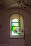 <center>Saint-Gervais-les-Bains: Église  Saint-Gervais-et-Saint-Protais.</center> Kim en Joong peint ses motifs colorés directement sur les vitrages, à l’aide de lourds pinceaux de calligraphe chargés d’une poudre d’émail mélangée à un liant très fluidifiant. La cuisson à 650 degrés des neuf vitraux de Saint-Gervais a ensuite été réalisée dans les prestigieux ateliers Loire à Chartres et Derix à Taunussteinen (Allemagne).