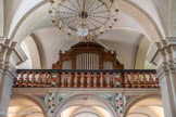 <center>Saint-Gervais-les-Bains: Église  Saint-Gervais-et-Saint-Protais.</center> La première travée est surmontée d’une tribune qui accueille un orgue depuis 1931 de la célèbre maison Cavaillé-Coll. Il comporte alors 11 jeux et fut inauguré par le maître Marcel Dupré. Deux types de vitraux se juxtaposent dans l’église de Saint-Gervais.
Au niveau de la première travée et sur la façade principale de l’église, cinq vitraux, ornés de formes géométriques, témoignent de ta restauration de l’église en 1876. A la faveur des travaux de restauration de 2016, ils ont été déposés et entièrement restaurés.