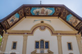 <center>Saint-Gervais-les-Bains: Église  Saint-Gervais-et-Saint-Protais.</center> L'auvent richement décoré de motifs peints. Les cinq vitraux, ornés de formes géométriques, témoignent de ta restauration de l’église en 1876.
