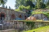 <center>Albertville : Fort du Mont.</center> La cour supérieure. Portes des anciennes poudrières. A droite, entrée du monte-charge destiné à descendre les munitions sous-terre. Au-dessus, une des deux casemate Haxo. Deux casemates de tir direct d’artillerie sont positionnées pour contenir l’ennemi loin du fort. Ces casemates de type Haxo sont noyées dans le cavalier au-dessus du bâtiment A. La casemate Haxo (du nom de son inventeur 
François Haxo, l’architecte de la Bastille de Grenoble) se compose d’un simple tunnel voûté, autorisant un tir direct avec un canon-revolver. Le choix de cette arme et de cette architecture – déjà dépassées pour l’époque – s’explique par la proximité des cibles à atteindre (1500 m environ). A noter que ce sont les deux seules casemates de ce type sur la place-forte d’Albertville.