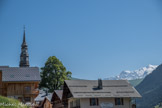 <center>Hauteluce : Église Saint-Jacques-d'Assyrie.</center> Son clocher à bulbe avec le Mont Blanc au fond.