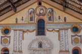 <center>Hauteluce : Église Saint-Jacques-d'Assyrie.</center> La façade de l'église d'Hauteluce se distingue des autres églises baroques du Beaufortain par son décor peint représentant un temple antique. La façade avec 2 cadrans solaires sans gnomon. Au dessus des colonnes ioniques, dans des fausses niches Saint Pierre et Saint Paul encadrent Saint Jacques d'Assyrie.
