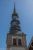 <center>Hauteluce : Église Saint-Jacques-d'Assyrie.</center> Au-dessus d’un toit à l’impériale, se superposent deux petits corps octogonaux aveugles (lanternes), un bulbe, une flèche effilée puis une boule qui supporte une croix et un coq.