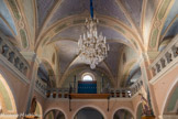 <center>Hauteluce : Église Saint-Jacques-d'Assyrie.</center> L’entrée se fait sous une tribune en forme de fer à cheval, très caractéristique du Beaufortain. La balustrade est en pierre taillée.