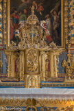 <center>Hauteluce : Église Saint-Jacques-d'Assyrie.</center> Le tabernacle en bois doré (deuxième moitié du 18e siècle) occupe tout le centre du retable. sur la porte, le pélican. Comme tous ceux du Beaufortain, ce tabernacle frappe par sa richesse, son exubérance et sa monumentalité.