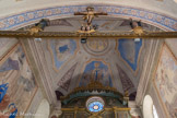 <center>Beaufort-sur-Doron : Église Saint-Maxime.</center>Au-dessus du retable, st maxime. Poutre de gloire : le Christ en croix est entouré de la Vierge debout et voilée à droite, de Marie-Madeleine au pied de la croix, et de saint Jean sur la gauche. Deux angelots dans une gloire.