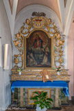 <center>Beaufort-sur-Doron : Église Saint-Maxime.</center> Autel du Rosaire. Toile peinte et cadre datés de la première moitié du XVIIe siècle. Encadrement précieux posé sur deux gradins à frise fleurie. Au sommet : les deux cœurs flambants de Marie (le glaive) et de Jésus (la croix) figurent dans un gros médaillon couronné par la colombe du Saint-Esprit.