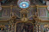 <center>Beaufort-sur-Doron : Église Saint-Maxime.</center>Registre supérieur. Panneaux plats ornés de grappes de raisin (vin eucharistique), et d’épis de blé (pain eucharistique).
