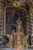 <center>Beaufort-sur-Doron : Église Saint-Maxime.</center> Registre inférieur. Panneau central : toile peinte représentant saint Maxime en évêque (gauche) face à saint Maurice en légionnaire agenouillé.