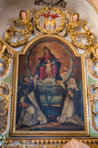 <center>Beaufort-sur-Doron : Église Saint-Maxime.</center> Le tableau représente la Vierge et l’Enfant au centre d’une couronne de roses. Tandis que la Vierge remet le chapelet à saint Dominique, l’Enfant le remet à sainte Catherine de Sienne. Le chien aux pieds des deux saints dominicains est une figure du serviteur de Dieu. Il tient dans sa gueule le flambeau allumé, symbole du triomphe de la foi sur l’hérésie. Le lys qu’ils tiennent symbolise la chasteté. Au sommet : les deux cœurs flambants de Marie (le glaive) et de Jésus (la croix).