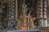 <center>Beaufort-sur-Doron : Église Saint-Maxime.</center> Registre inférieur. Tabernacle en bois doré et argenté, monumental : en bas, la réserve des hosties est décorée d’une gravure de l’Ascension.