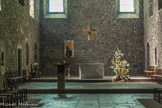 <center>Abbaye Notre-Dame de Tamié.</center> Autel en pierre de Carrare.
L’Ambon en bronze et pierre.
Chandeliers en bronze.
Croix d’autel en bois doré à l’or fin.
Tabernacle en bronze et pierre.
La Vierge du Salve est l’œuvre d’Arcabas et de son fils Etienne, sculpteur.