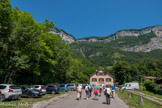 <center>Funiculaire de Saint-Hilaire-du-Touvet.</center> Le Funiculaire de Saint-Hilaire du Touvet est un chemin de fer de 1480 mètres de long. C’est le plus pentu des Alpes françaises, et son tunnel tient le record du monde avec une pente de 83% ! À Montfort, la gare de départ est située à 257 mètres d’altitude ; celle d’arrivée sur le Plateau des Petites Roches culmine à 947 mètres. Hissée par un câble, une voiture s’élève de 690 mètres en 20 minutes pendant qu’une autre descend la pente en même temps. Le système fonctionne comme deux ascenseurs situés côte à côte, mis en marche simultanément en sens inverse et se déplaçant à la même vitesse de 4,5 km à l’heure. Le fonctionnement du Funiculaire est simple, économe en énergie et écologique. Il n’a pas changé depuis sa mise service en 1924.