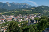 <center>Conflans et son Quartier médiéval.</center> Panorama d'Albertville et du massif des Bauges, avec la château Manuel de Locatel .