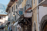 <center>Conflans et son Quartier médiéval.</center> Grande-place. Sur la première enseigne on peut lire O 20 100 O (Au vin sans eau)