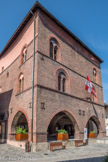 <center>Conflans et son Quartier médiéval.</center> Maison Rouge de Conflans5, bâtie vers 1397, actuel musée d'art et d'histoire de Conflans. Elle fut la propriété des familles Voisin, Tondu, Riddes et Verger, puis des Bernardines.