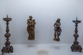 <center>Conflans : Musée d’Art et d’Histoire.</center> Vierge A l'Enfant – 17e siècle — Conflans.
Christ à la colonne — 17e siècle — Savoie.
Paire de chandeliers — 17e siècle — Savoie — L.U. Eglise de Conflans. Les Savoyards, grâce à leur position au cœur des Alpes, participent au grand courant des échanges européens, et particulièrement des échanges artistiques.
Entouré par la puissante Bourgogne, la riche Genève, liée à la France et traversée par les grandes routes permettant de se rendre en Italie, la Savoie absorbe de multiples influences.
Les influences sont telles que certains historiens, pour la période médiévale et la Renaissance hésitent à parler « d’art savoyard ». Pourtant cet art existe, les savoyards sachant également s'approprier les « modèles » pour les adopter et les adapter.
A l'époque baroque, l'art reste un témoin de ce brassage de pratiques et d'influences. Nous ne pouvons ignorer les ateliers de la Val Sesia au pied du Mont-Rose, formant ces artistes qui allaient « faire » les églises savoyardes et leur mobilier, comme nous ne pouvons ignorer les ateliers locaux avec les dynasties devenues célèbres comme celle des Clappier en Haute-Maurienne.
Le baroque n'est pas né en Savoie. Les Savoyards ont su s'approprier ce modèle Imposé de l'extérieur et lui donner une expression propre, notamment grâce à la matière : le bois.