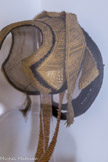 <center>Conflans : Musée d’Art et d’Histoire.</center> Coiffe de Haute-Tarentaise.
Velours, perles, coton, carton, métal, feutre, laine et crin. Seconde moitié XIXe siècle
Frontière (bande à trois pointes) - Couache (ruban de velours noir) et cordette (nœud plat à l'arrière de la coiffe).