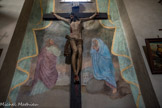 <center>Conflans et son Église baroque Saint-Grat.</center> Un grand Christ en bois occupe le mur de la 2ème travée, à gauche.